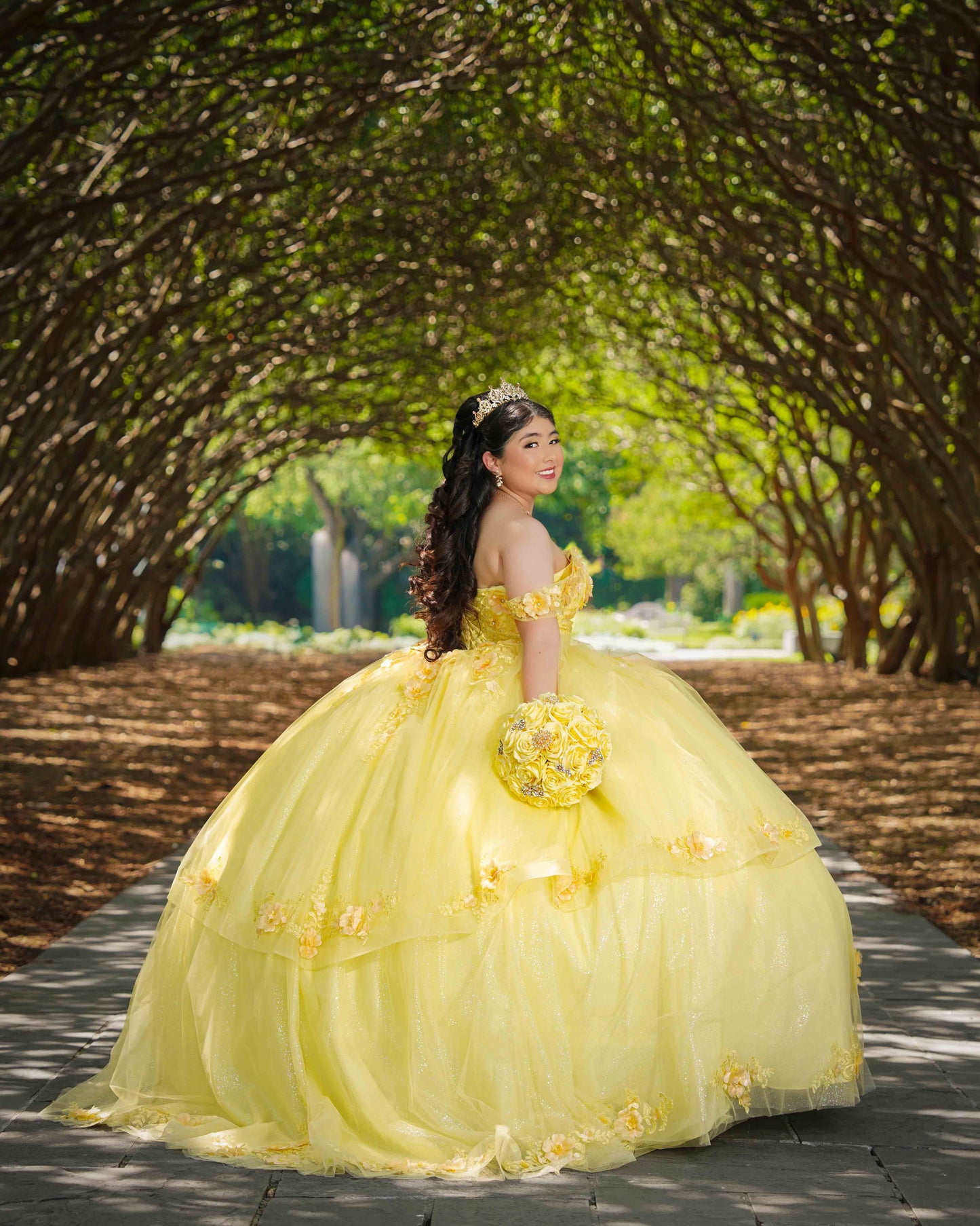 Quinceañera Friends and Family Package $1,250 Quinceañera + 4 People)