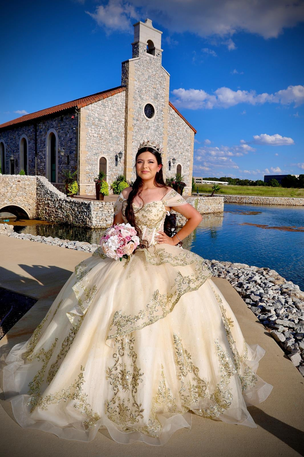 Quinceañera Friends and Family Package $1,250 Quinceañera + 4 People)