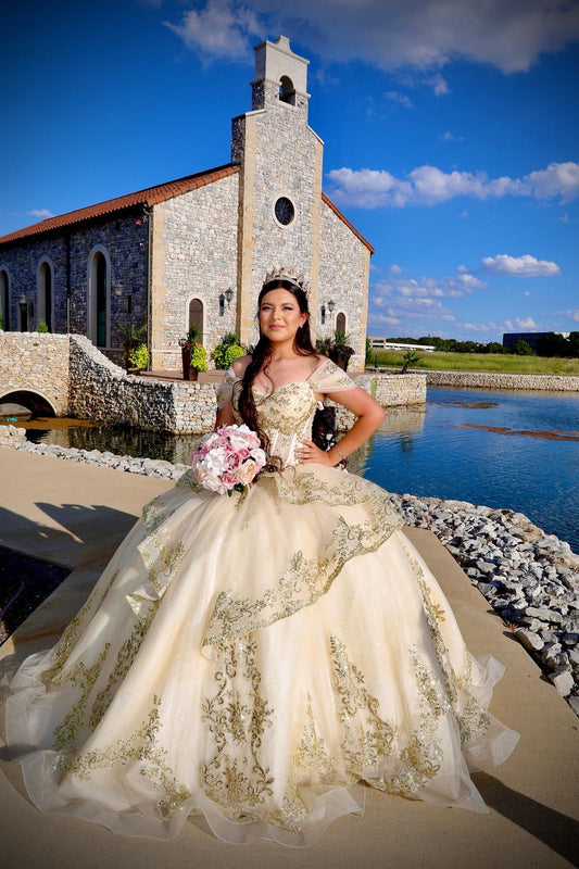Quinceañera Friends and Family Package $1,250 Quinceañera + 4 People)